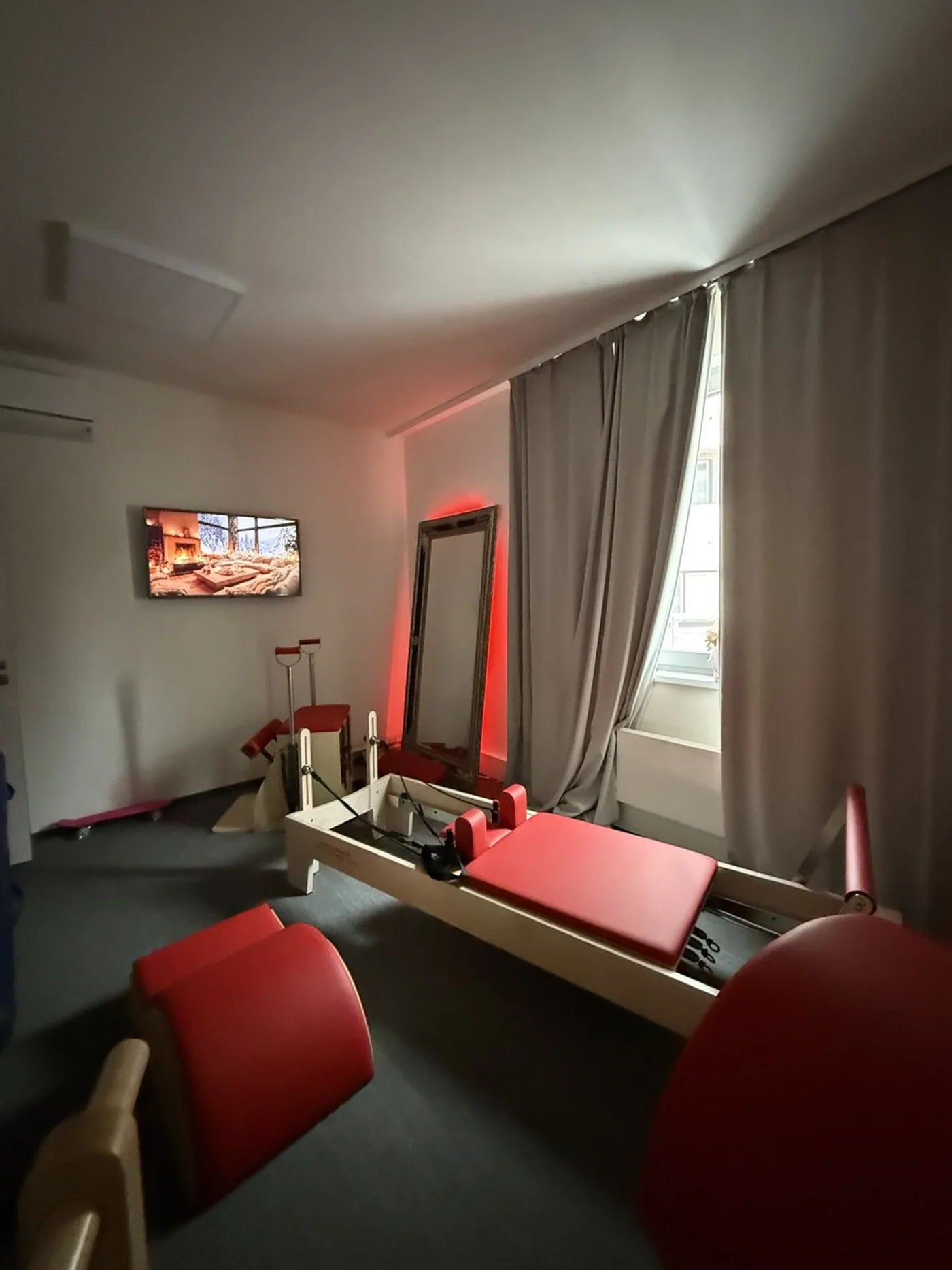Sál MAFIT Health v Praze: reformer a zrcadlo v teplém světle — prostor pro práci na úrovních Restore, Build a Perform